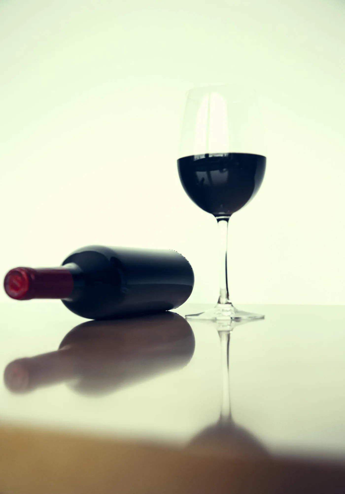 Poker-tafel met kaarsen en glas wijn