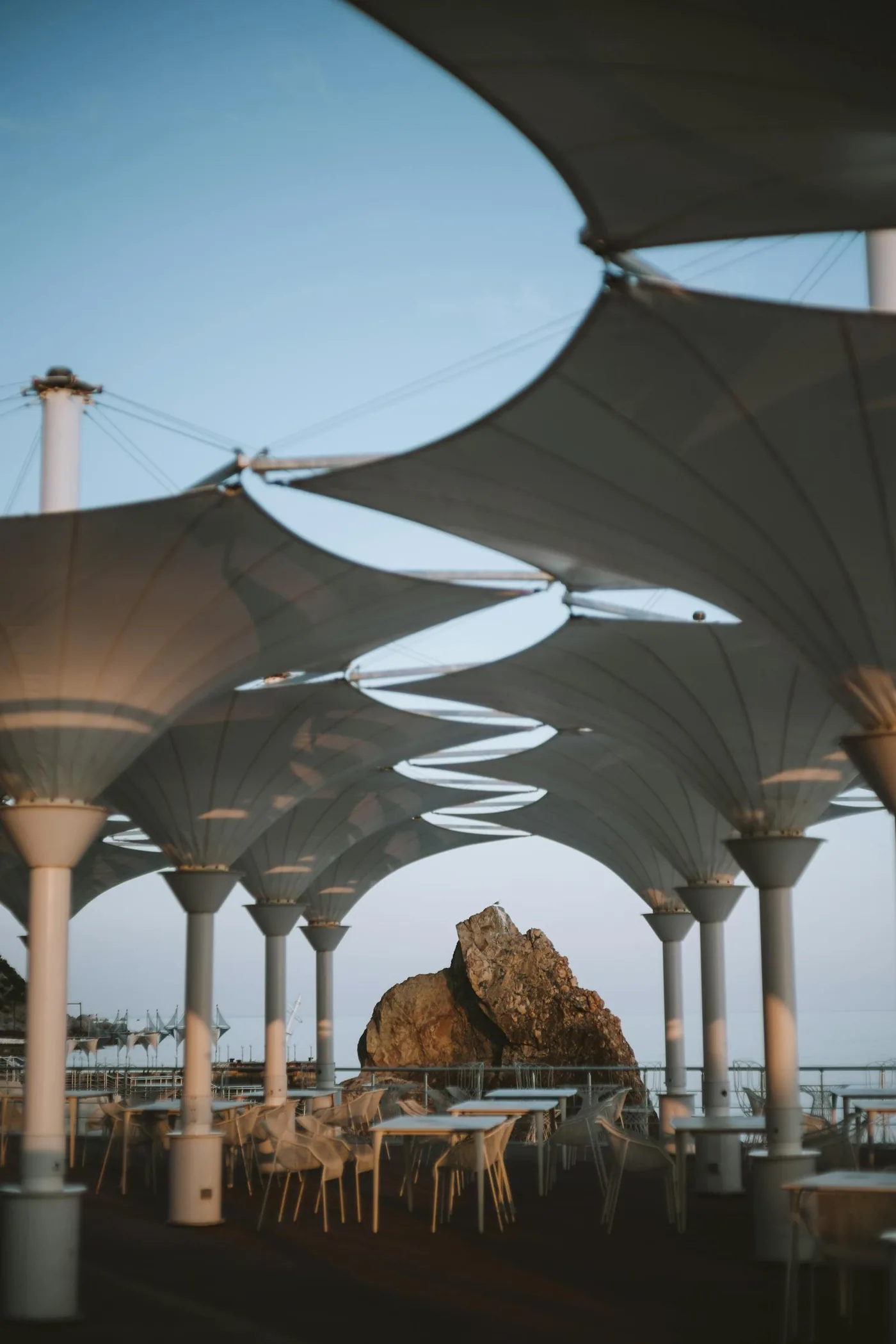 Vier pokertafels in een rustige zaal met kaarslicht