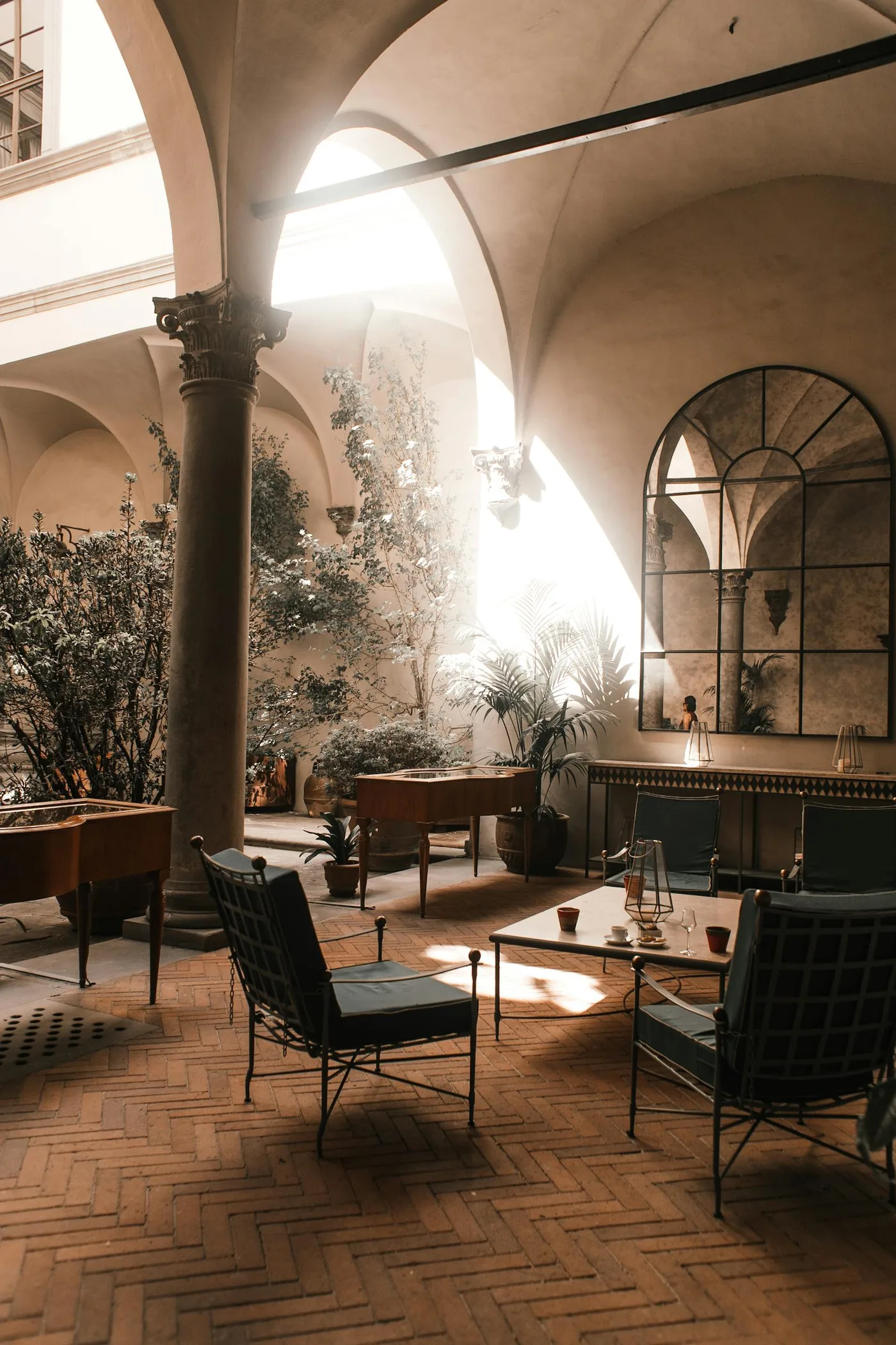 Groot scherm in de salon-bar met rustige bar ernaast